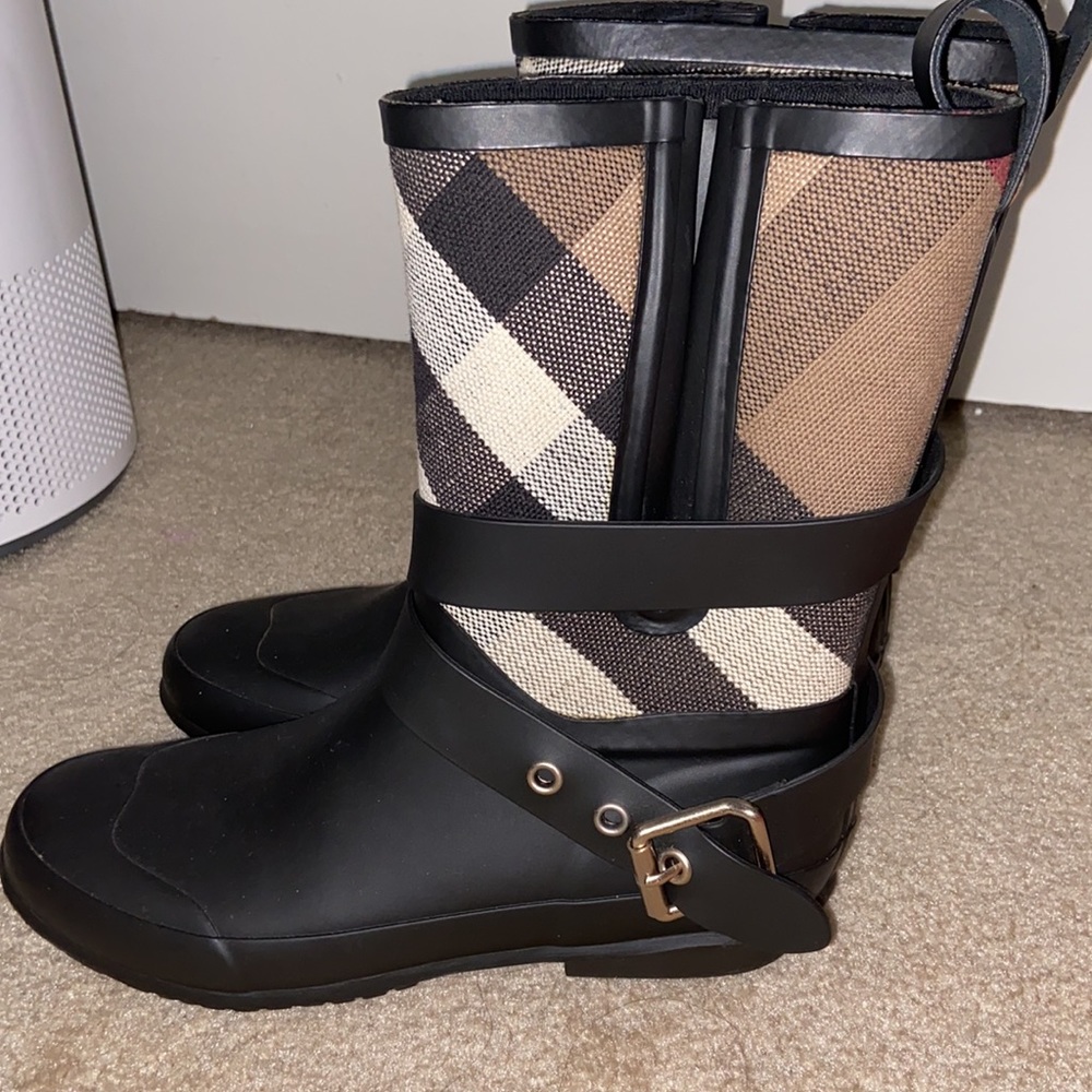 Burberry rain boots size 5 (35)